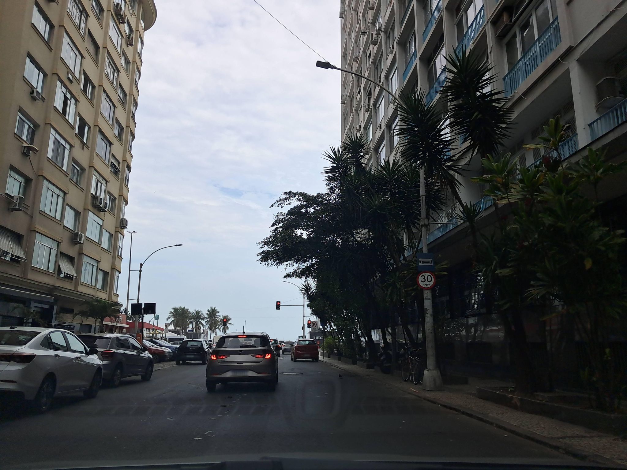 Street-level view near Edifício Trafalgar, Leme
