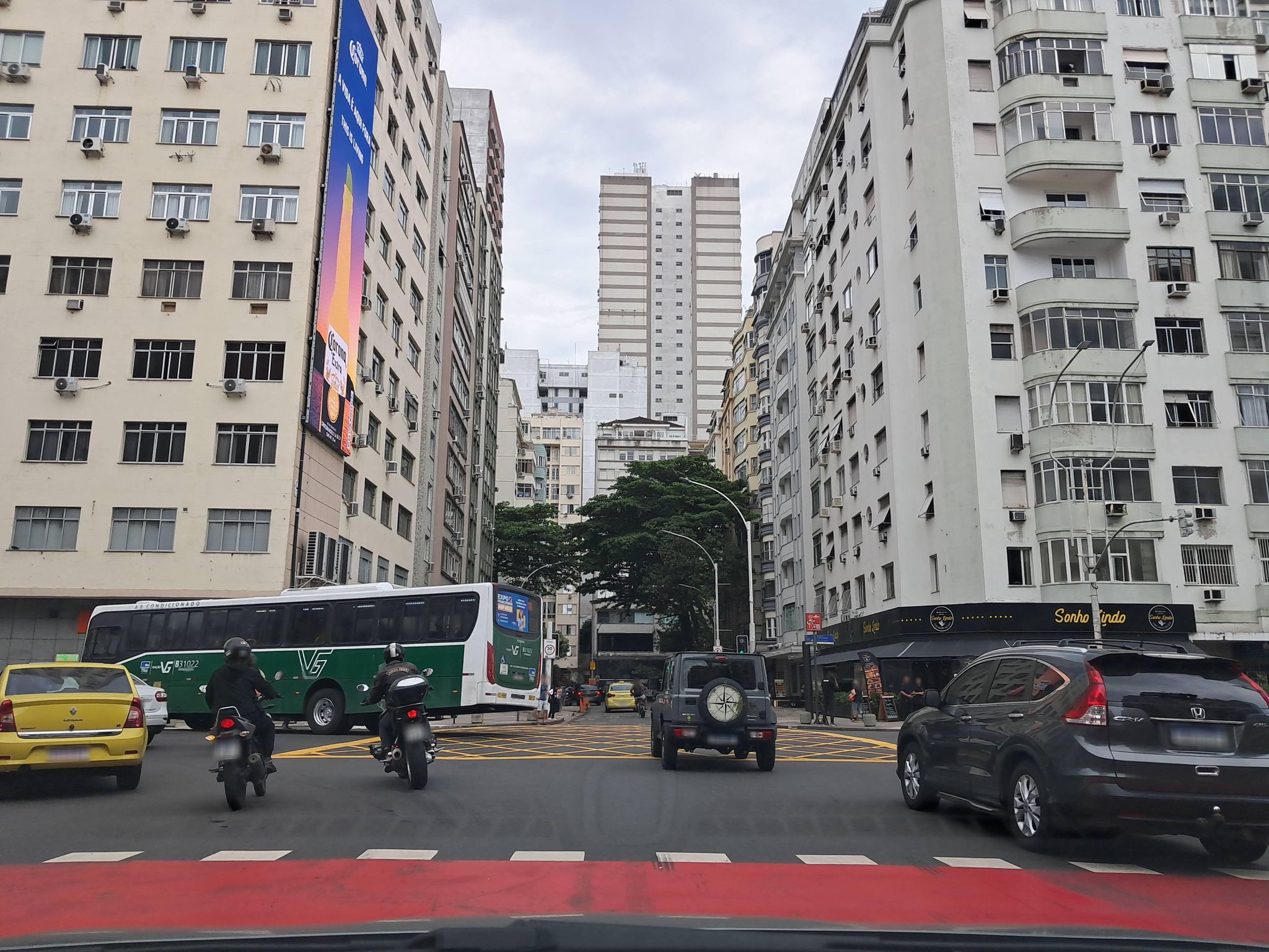 Street-level view near Edifício Trafalgar, Copacabana