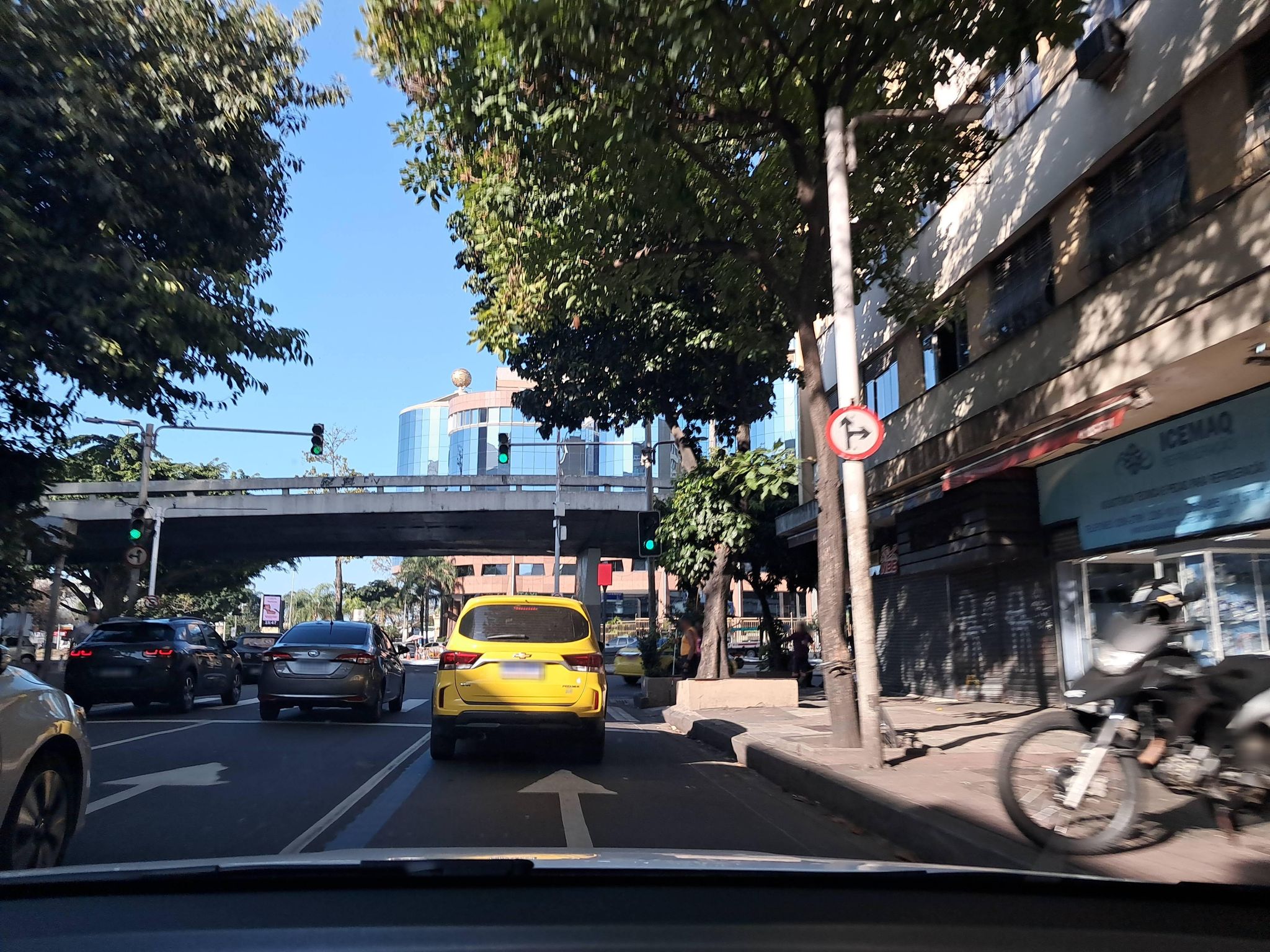 Street-level view near Edifício Triangular, Humaitá