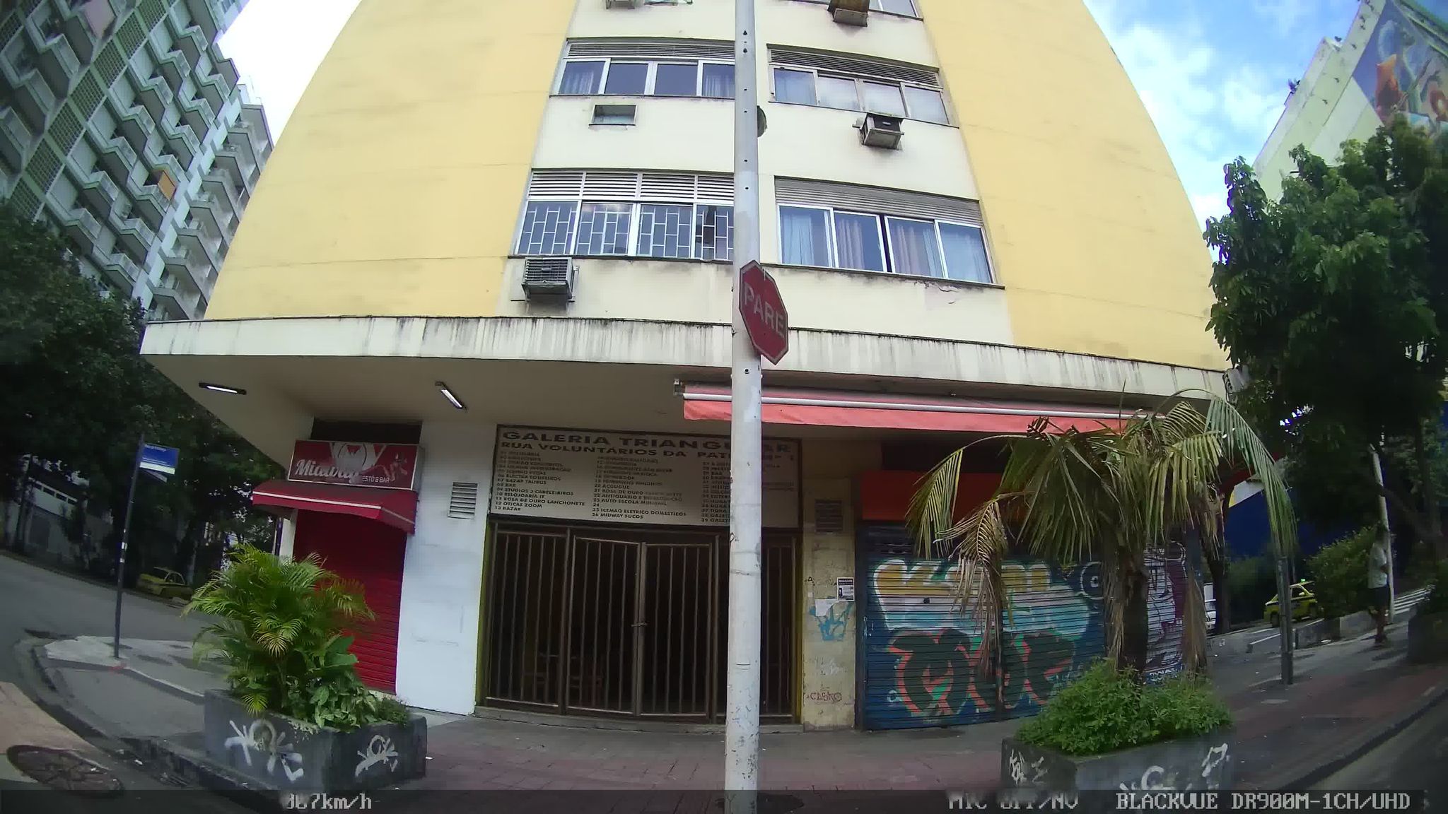 Street-level view near Edifício Triangular, Botafogo