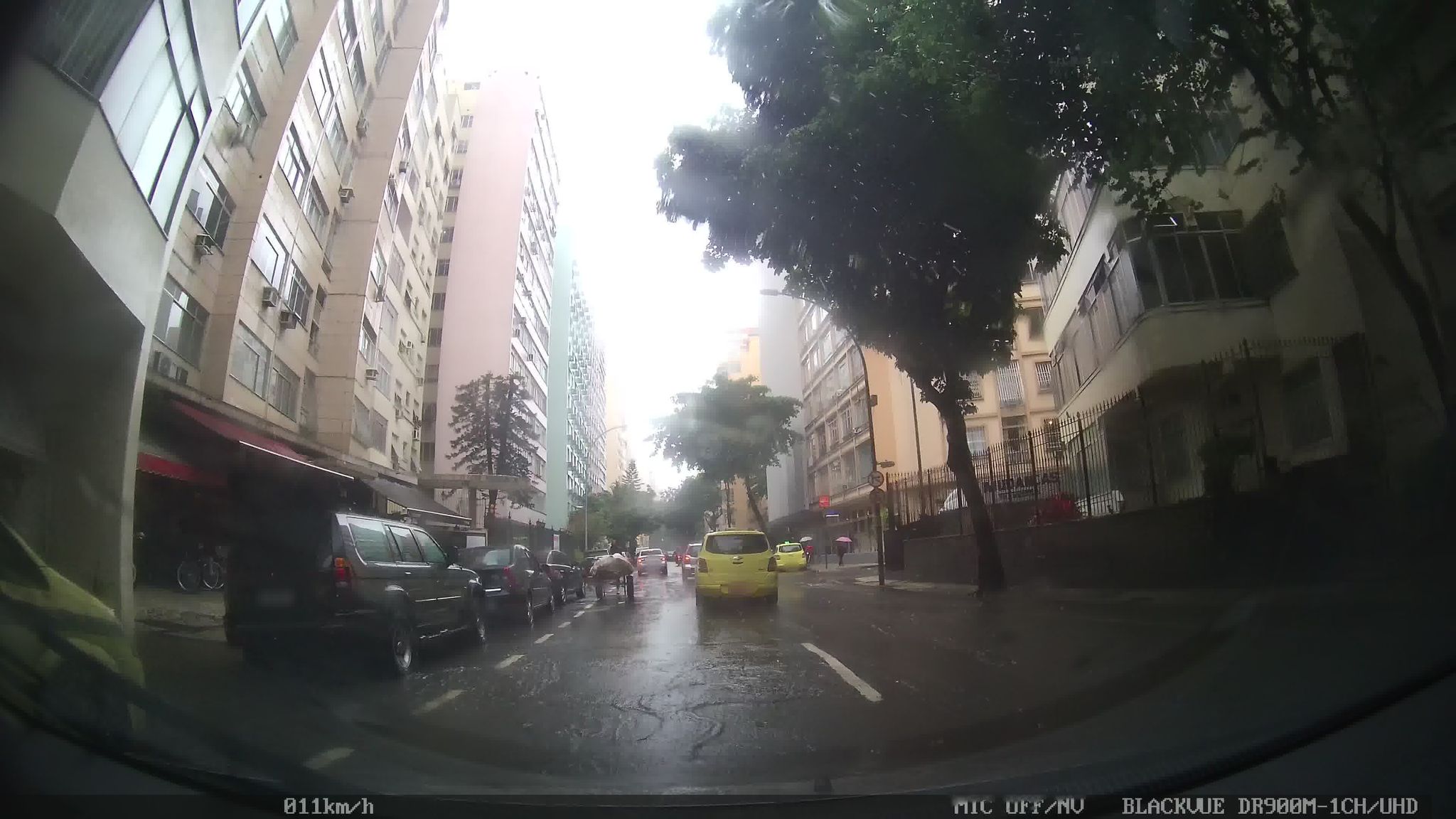 Street-level view near Edifício Trindade, Flamengo