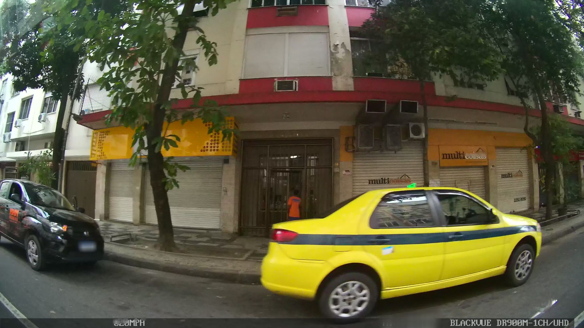 Street-level view near Edifício Tulia, Copacabana