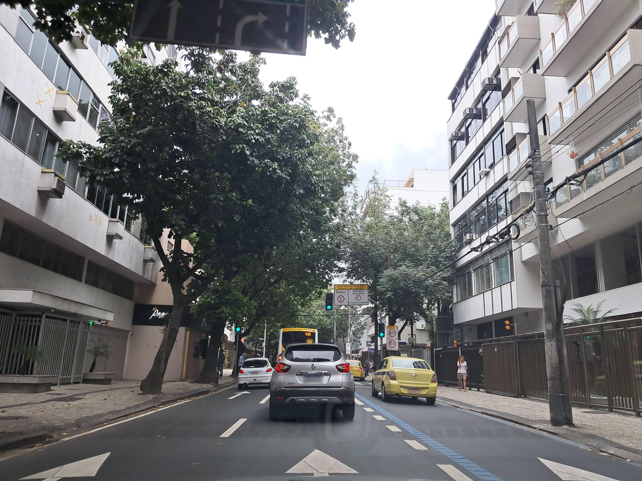 Street-level view near Edifício Tulipa, Leblon
