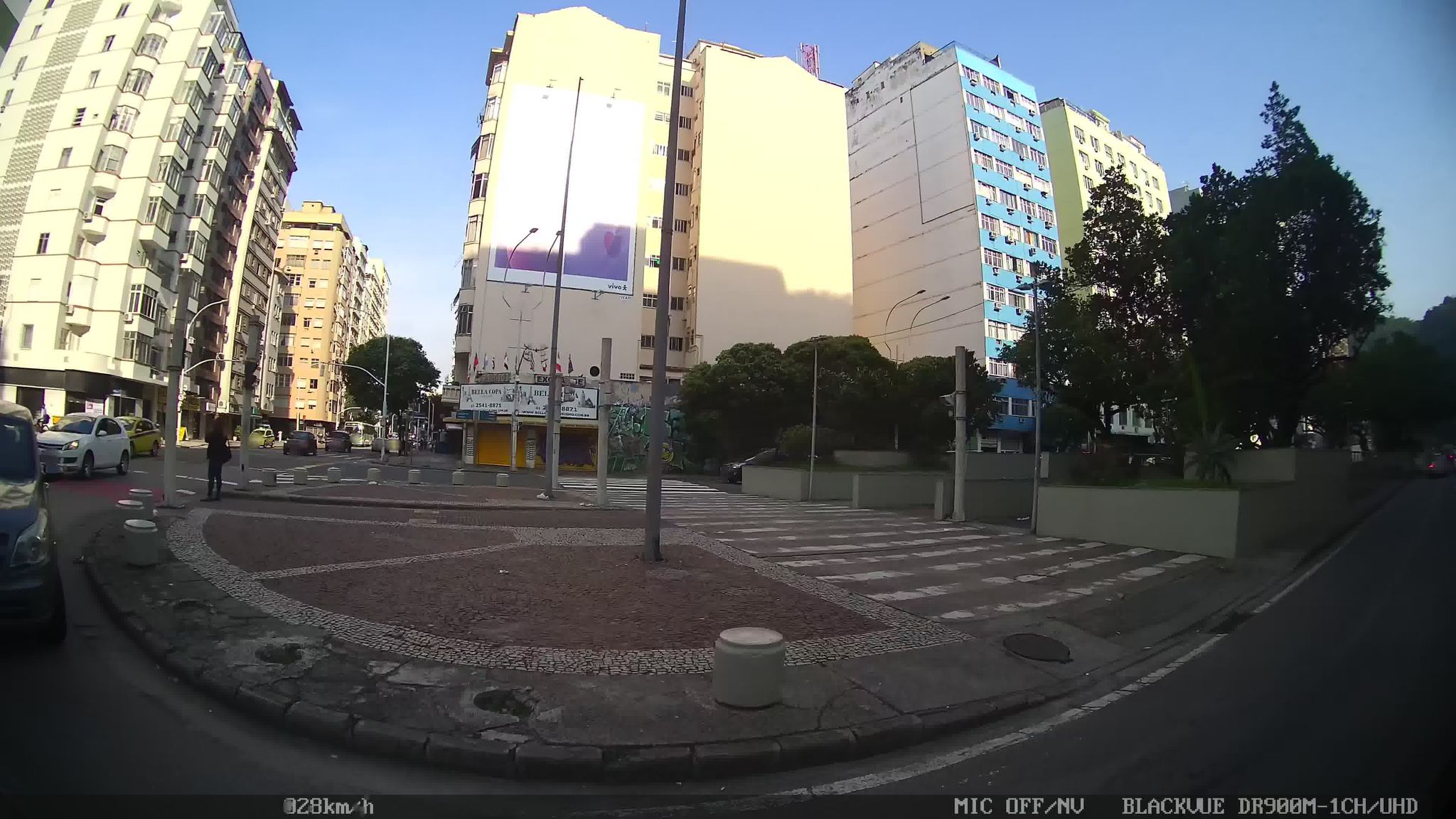 Street-level view near Edifício Tunísia, Leme