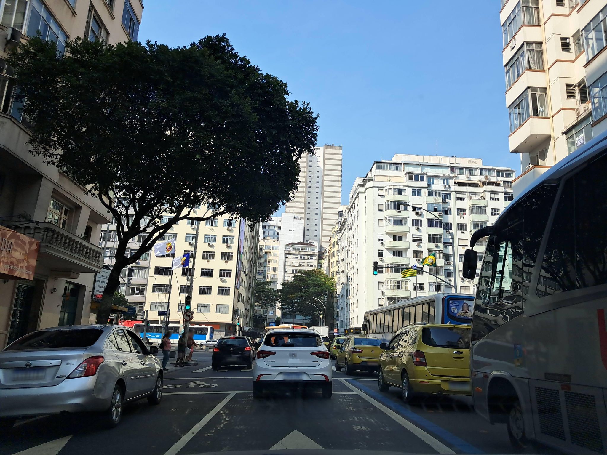 Street-level view near Edifício Tunísia, Copacabana