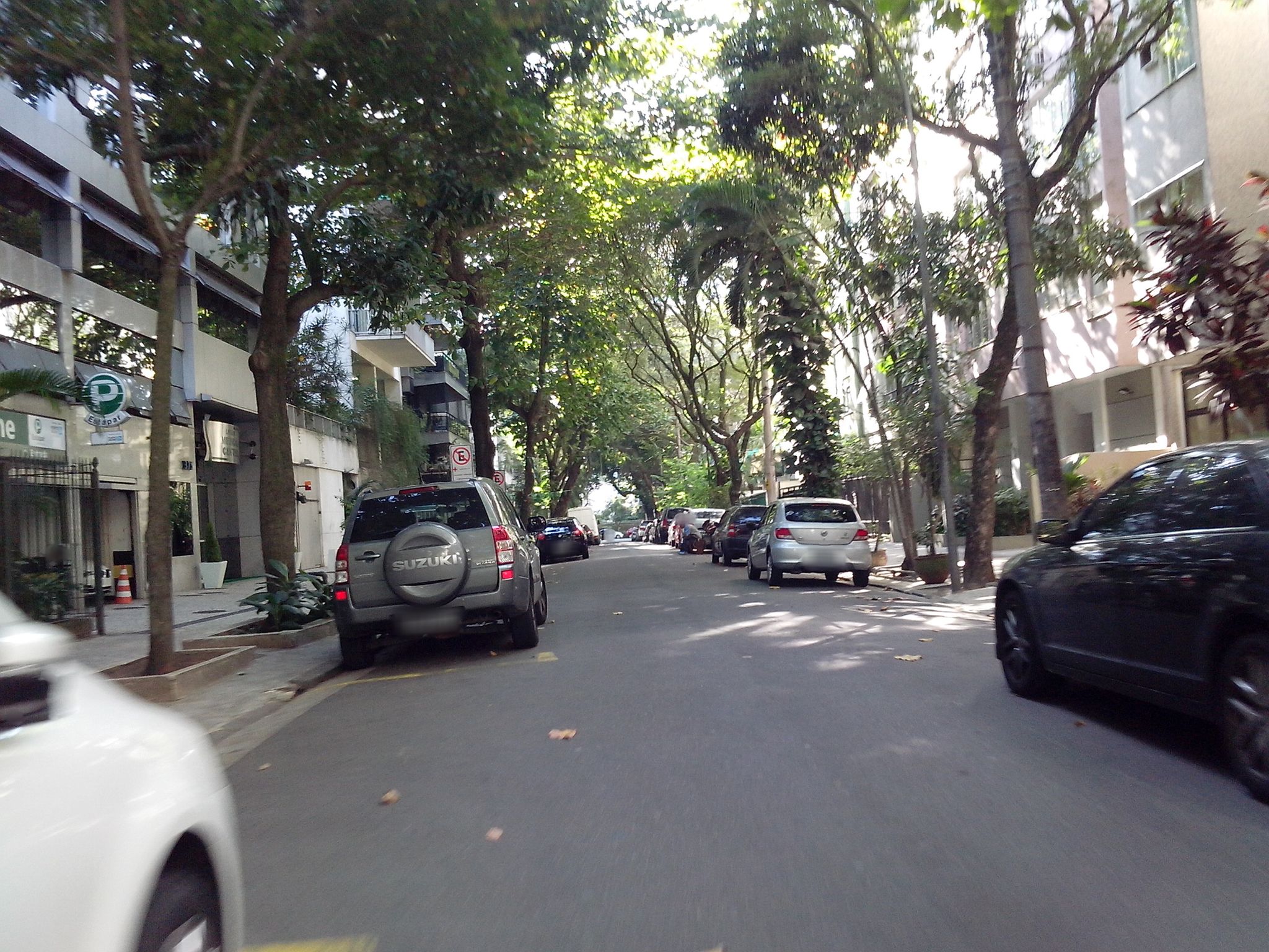 Street-level view near Edifício Tussara, Leblon
