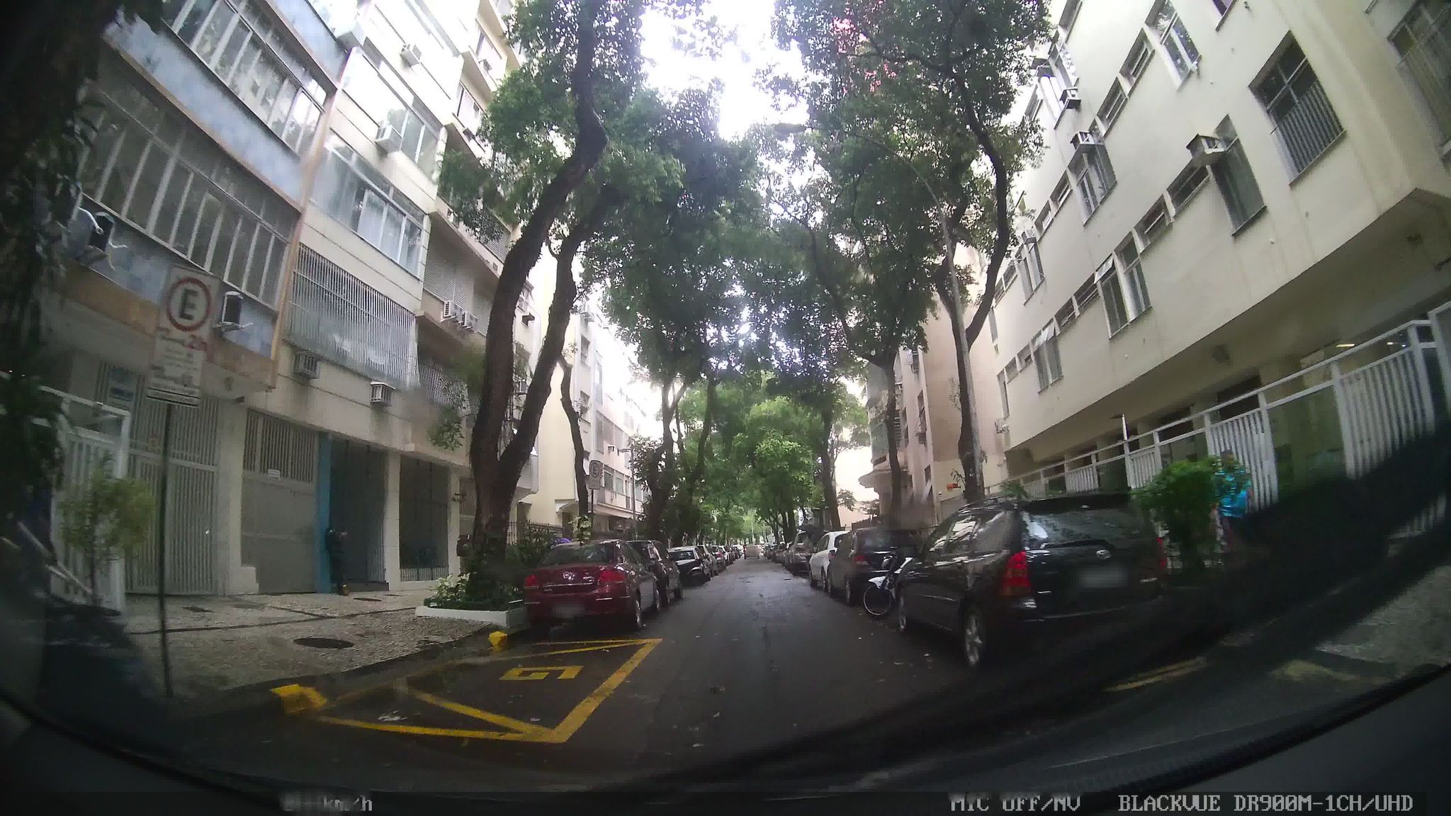 Street-level view near Edifício Ubá, Catete