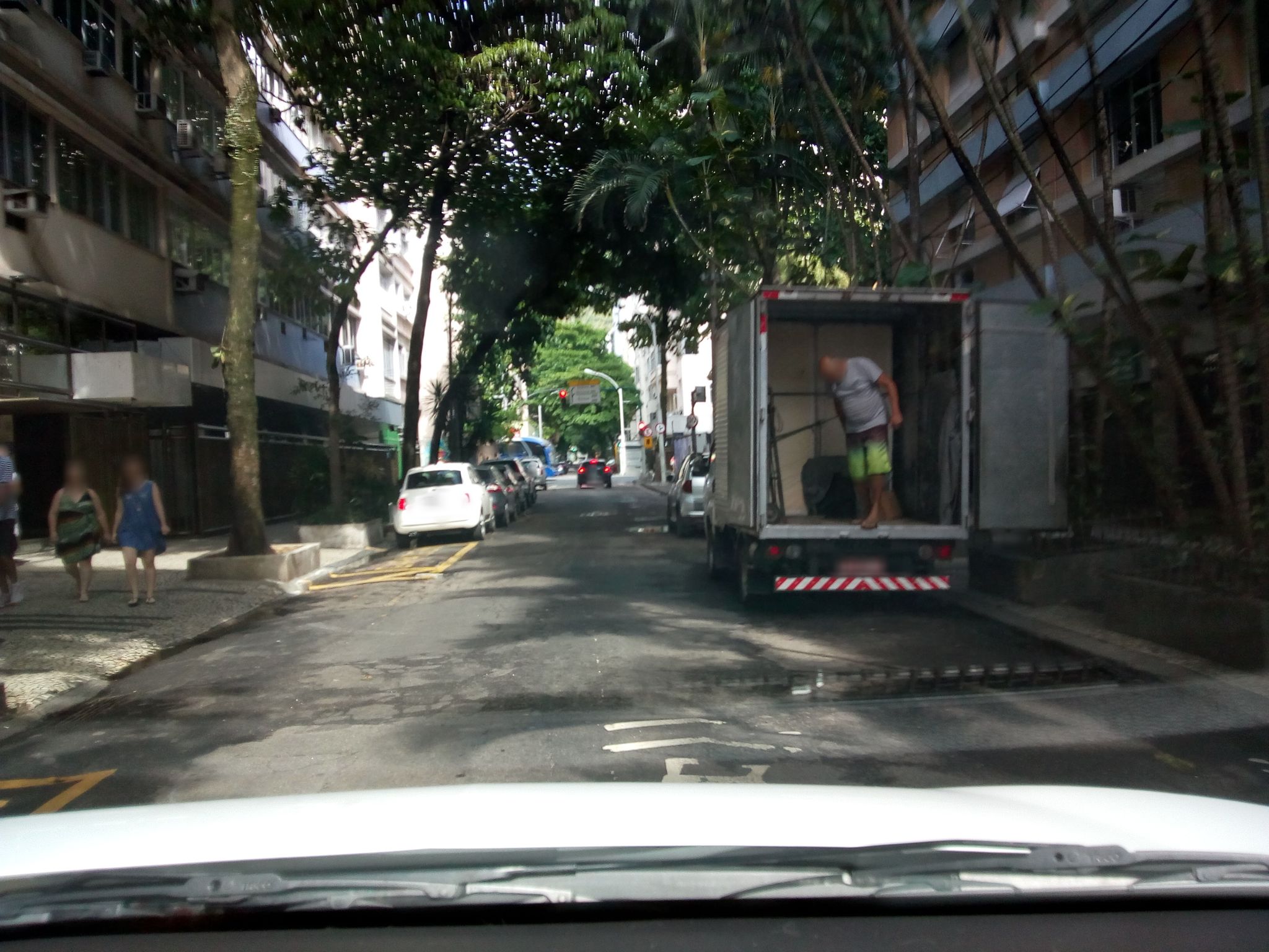 Street-level view near Edifício Ubiratan, Copacabana