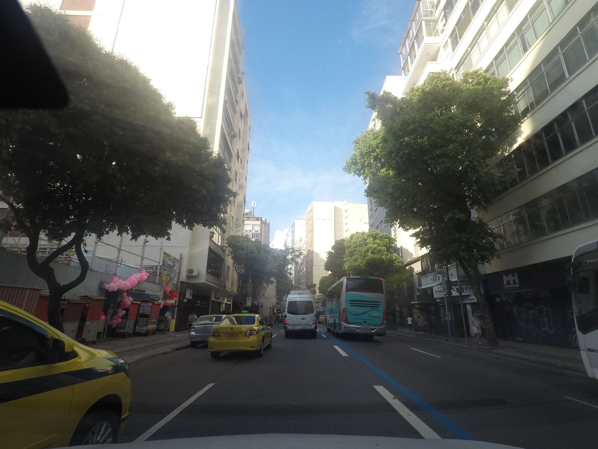 Street-level view near Edifício Upaty, Copacabana