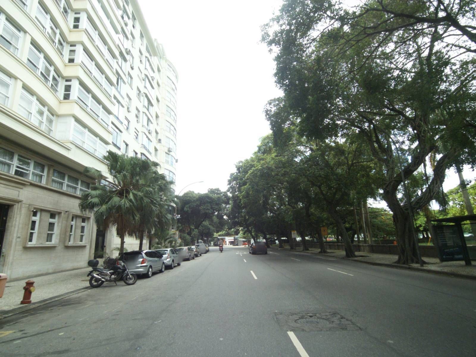 Street-level view near Edifício Uruguay, Flamengo