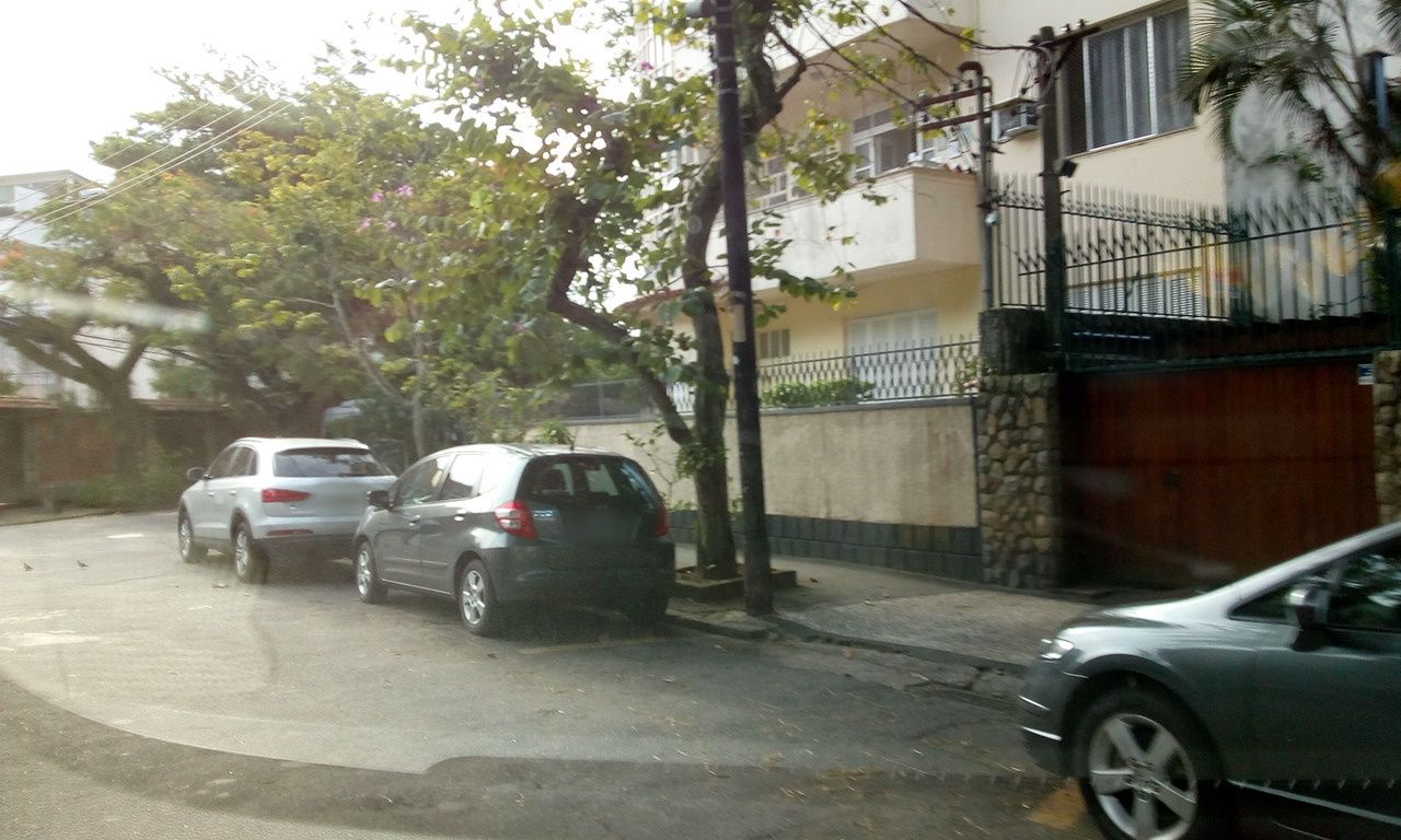 Street-level view near Edifício Uyrapuru, Urca