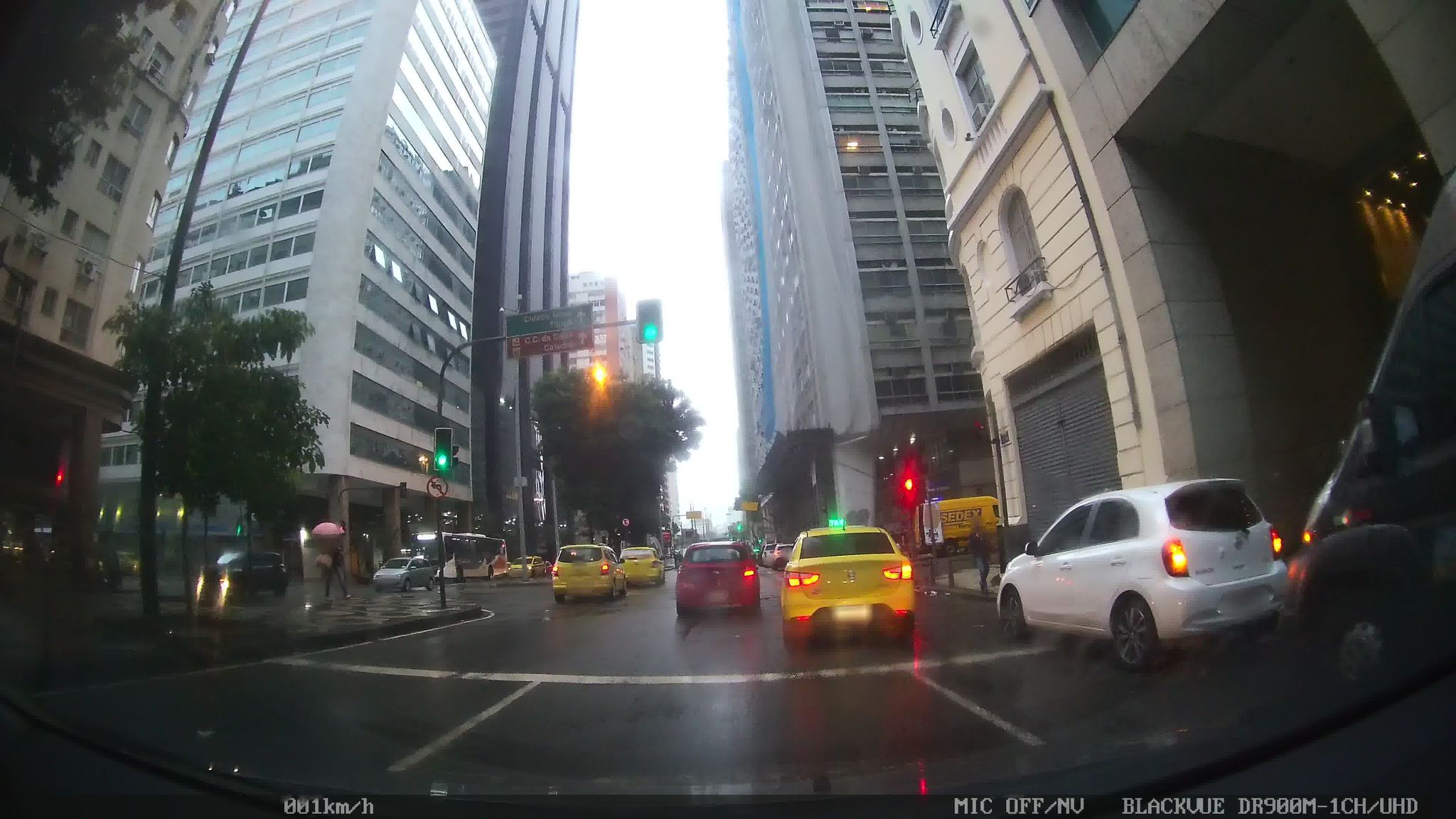 Street-level view near Edifício Val Paraiso, Centro