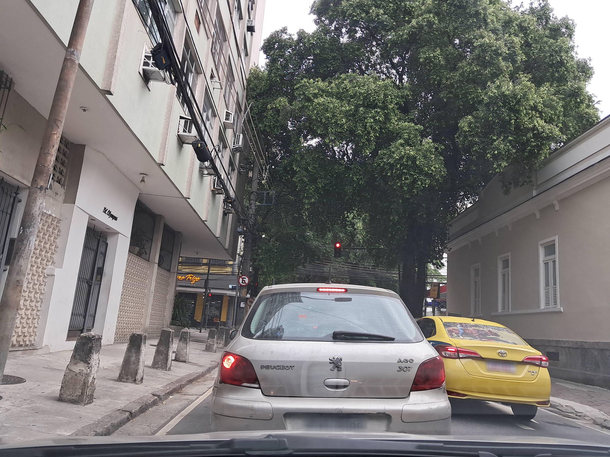 Street-level view near Edifício Valdivia, Botafogo