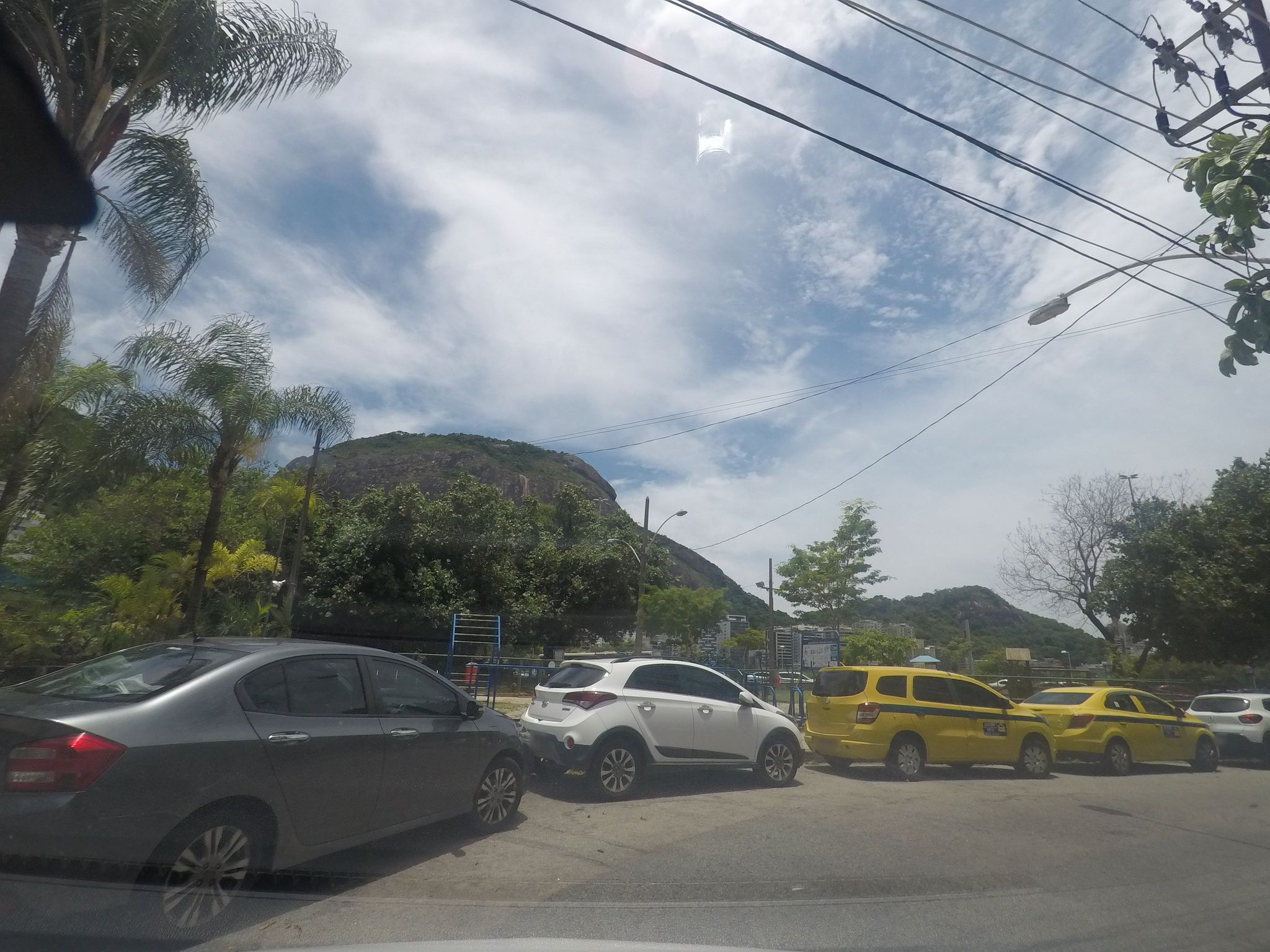 Street-level view near Edifício Valenza, Lagoa