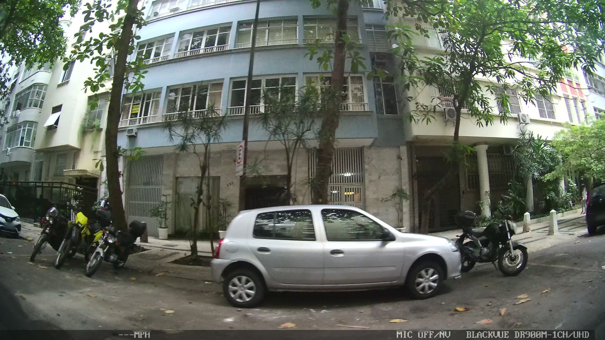 Street-level view near Edifício Valeria, Leme