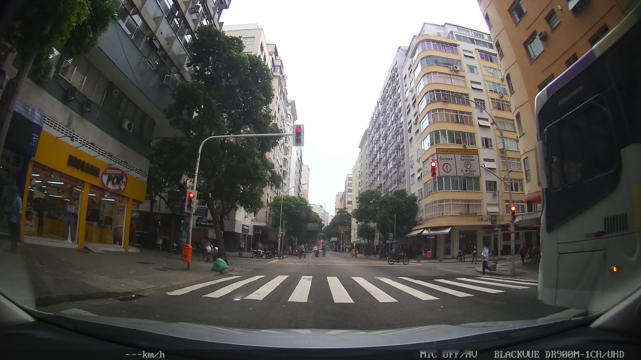 Street-level view near Edifício Valero, Copacabana