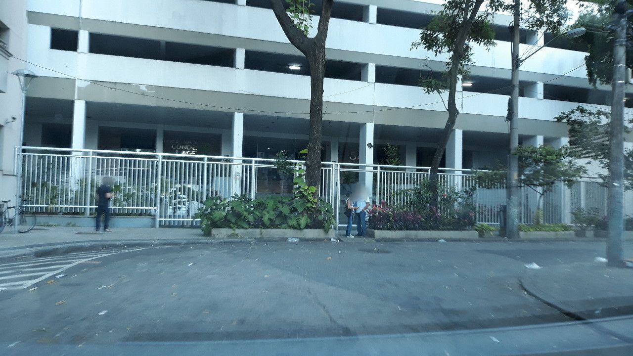 Street-level view near Edifício Van Conde Lage, Glória