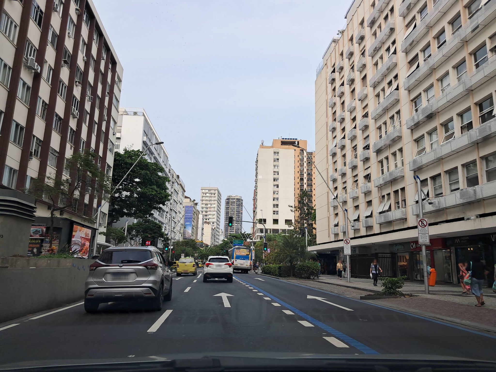 Street-level view near Edifício Van Gogh, Leblon