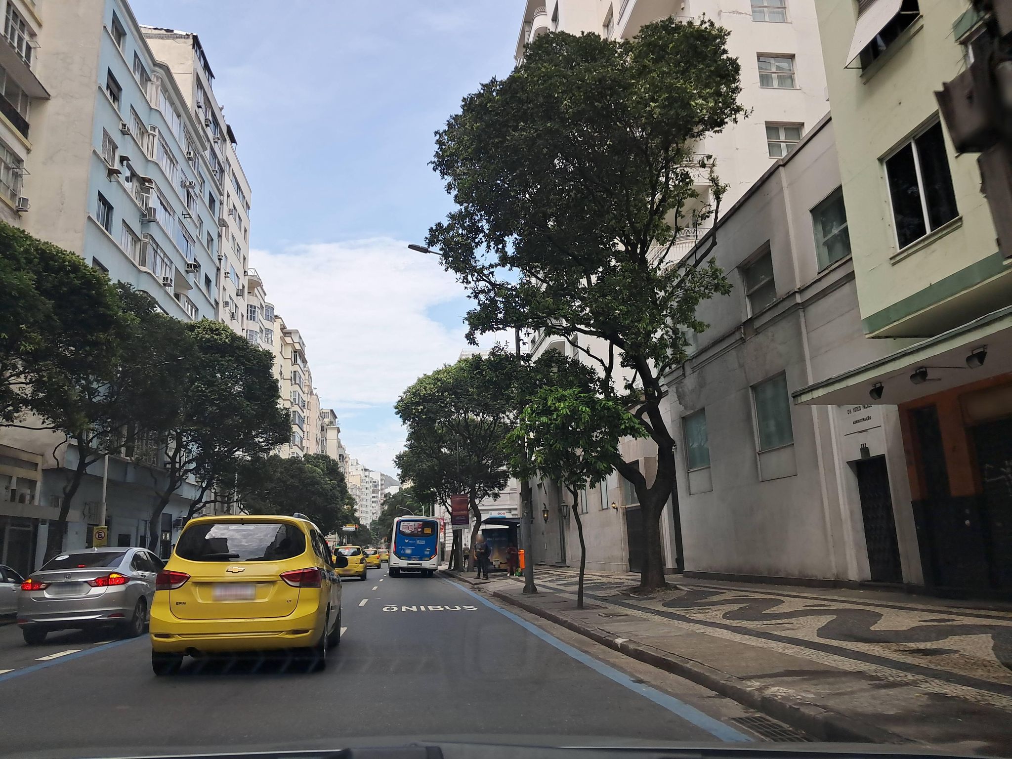 Street-level view near Edíficio Vaparaíba, Leme