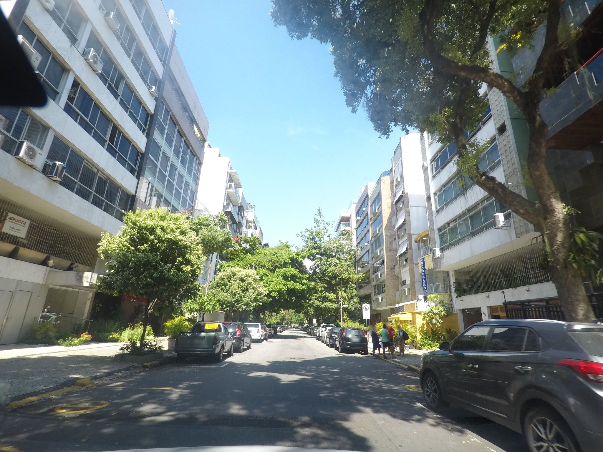 Street-level view near Edifício Vega, Ipanema