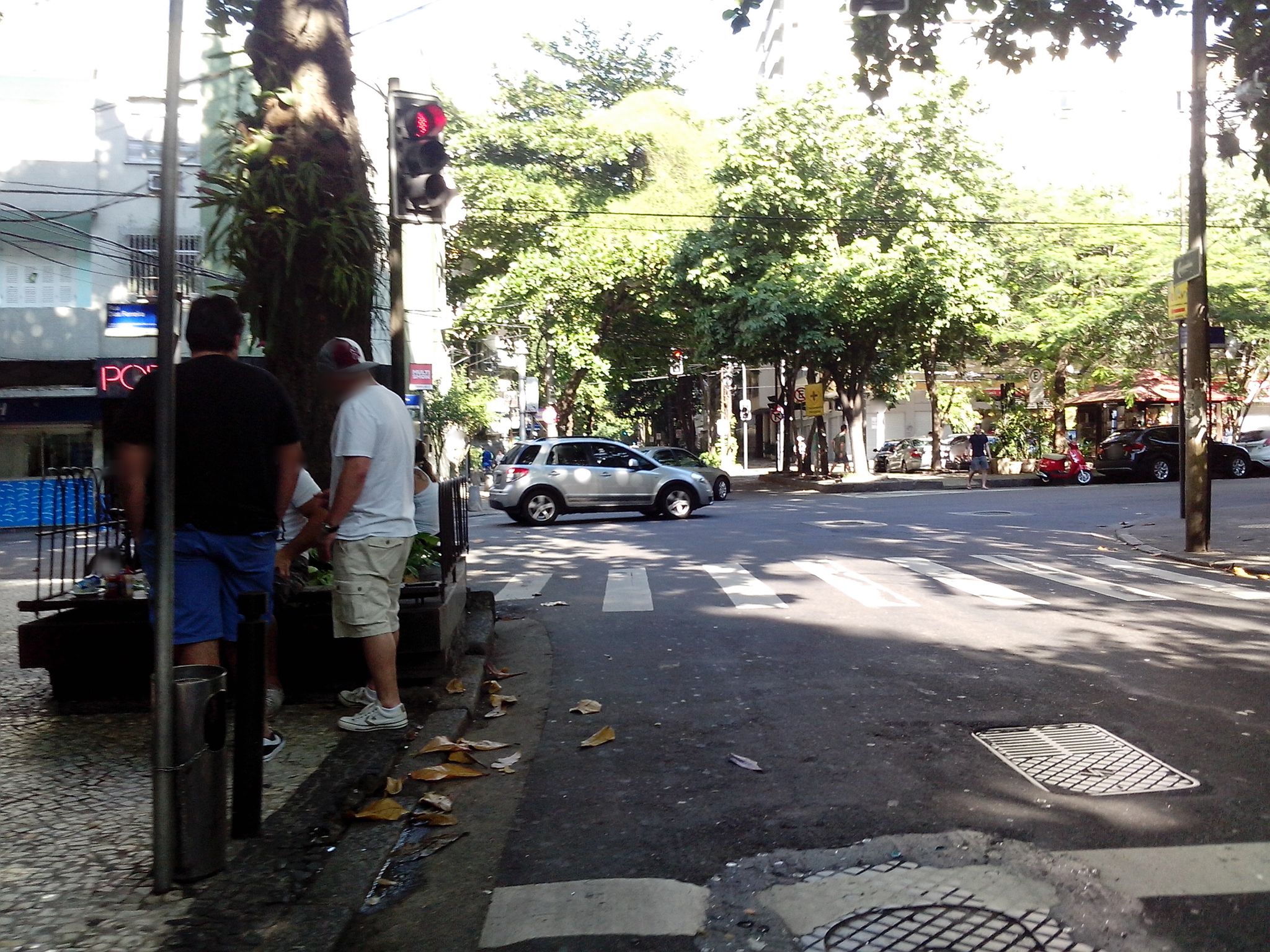 Street-level view near Edifício Venâncio Flores, Leblon