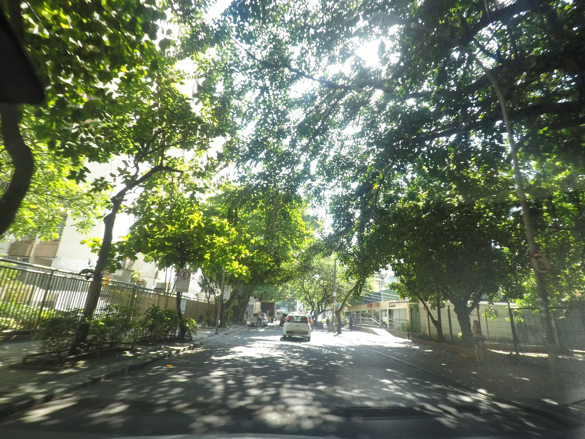 Street-level view near Edifício Veneto, Leblon