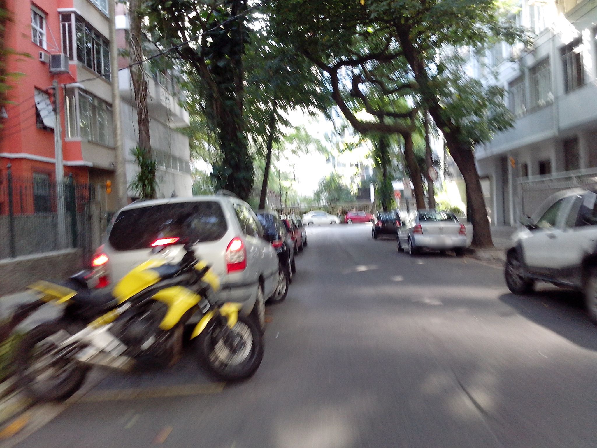 Street-level view near Edifício Veneza, Leblon