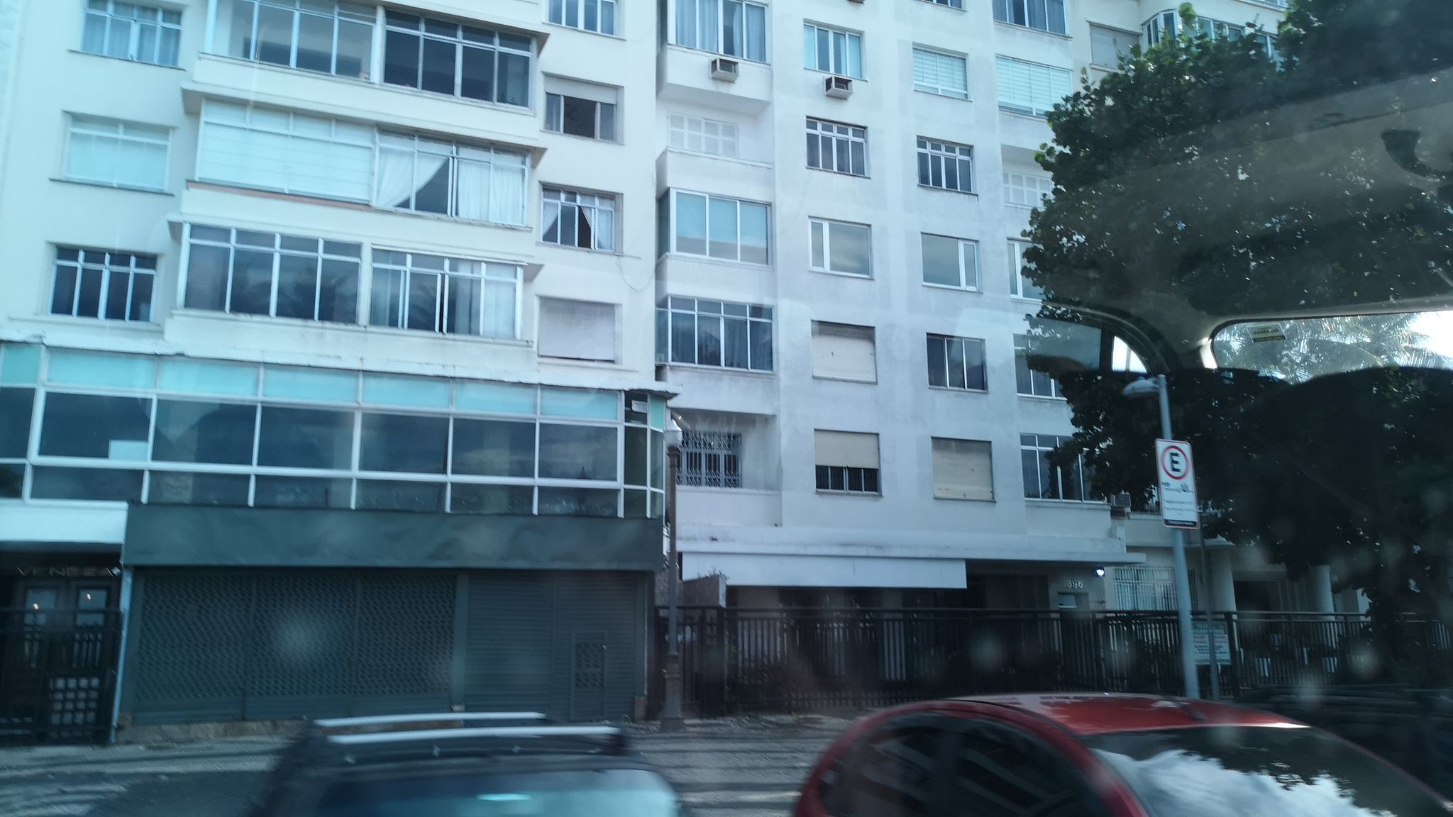 Street-level view near Edifício Veneza, Leme
