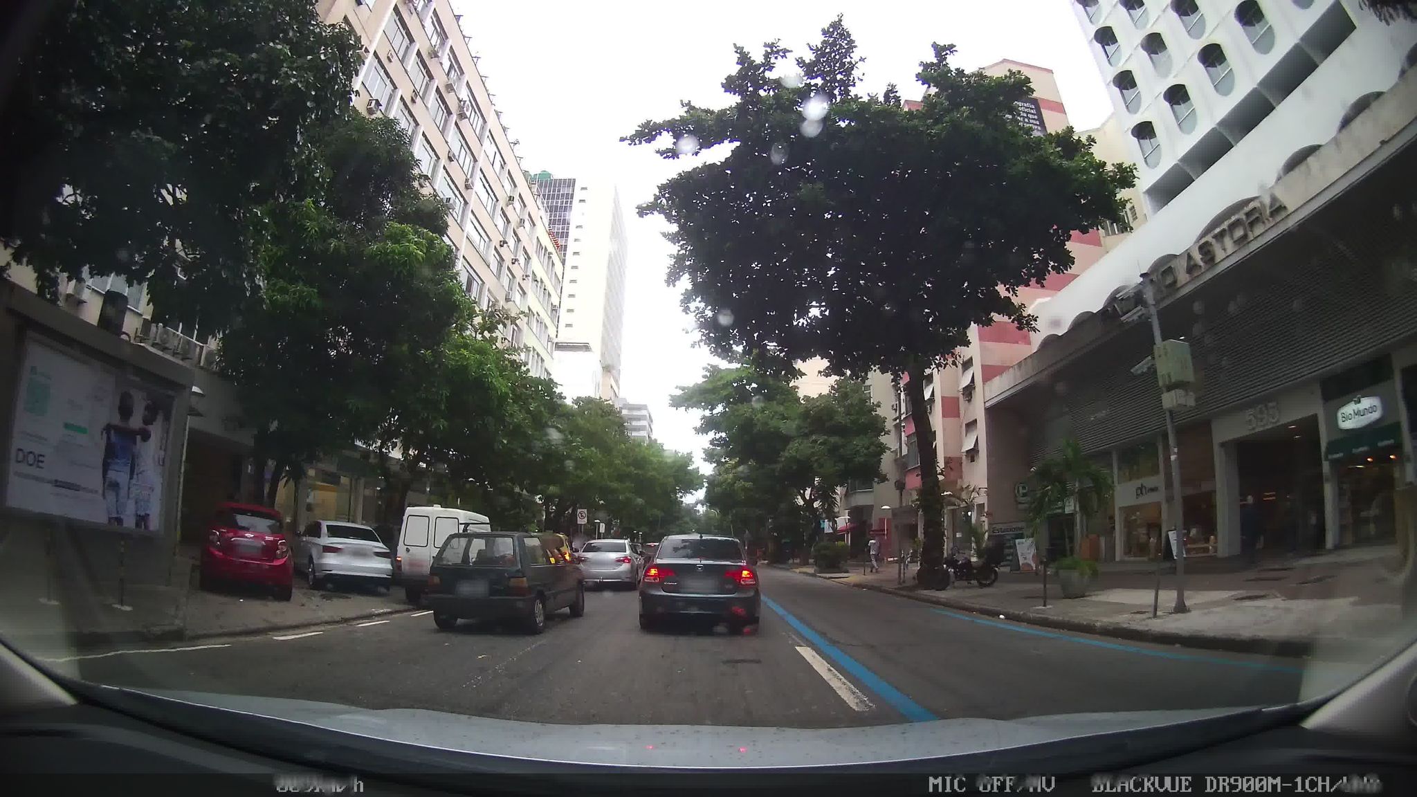 Street-level view near Edifício Vera Tereza, Ipanema