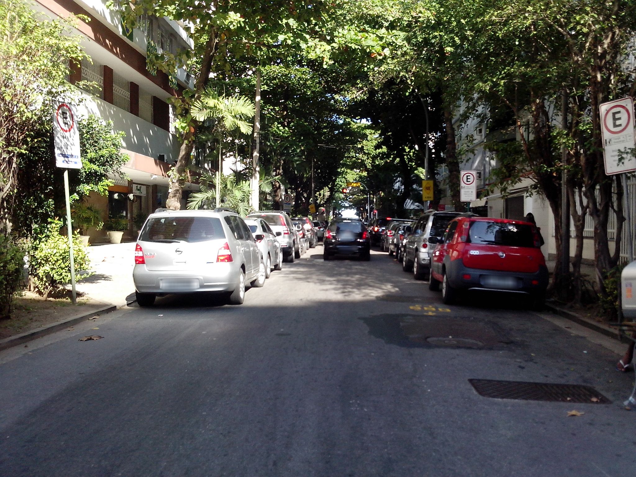Street-level view near Edifício Veritas IV, Leblon