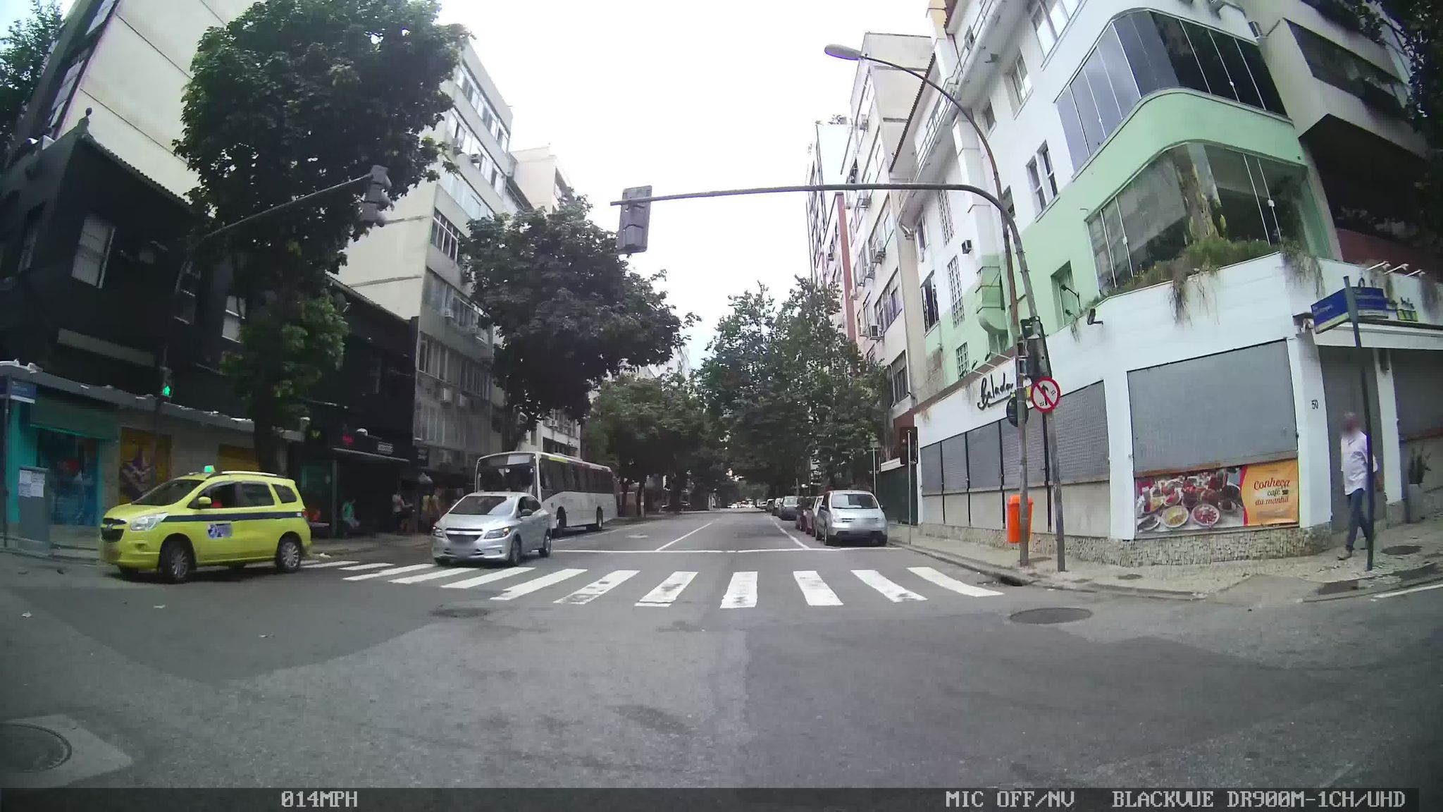 Street-level view near Edifício Verônica, Copacabana