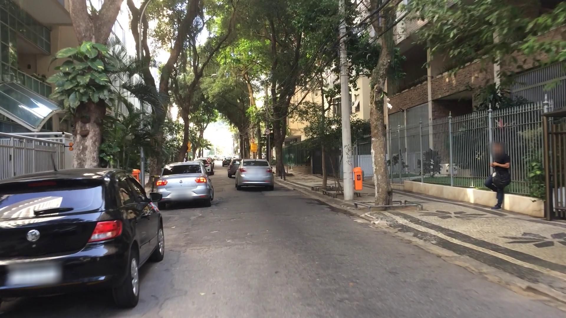 Street-level view near Edifício Vert Blanc Rouge, Laranjeiras