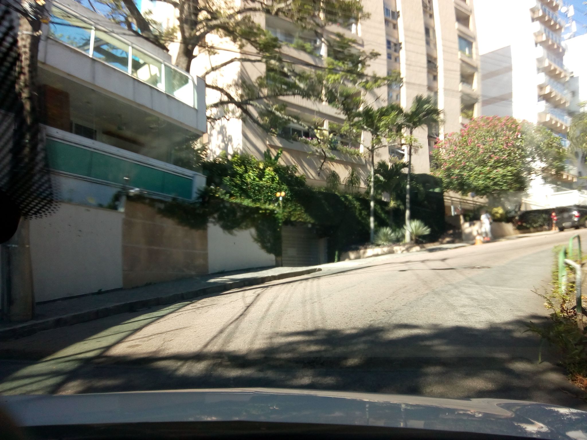 Street-level view near Edifício Vertentte Lest, Leblon
