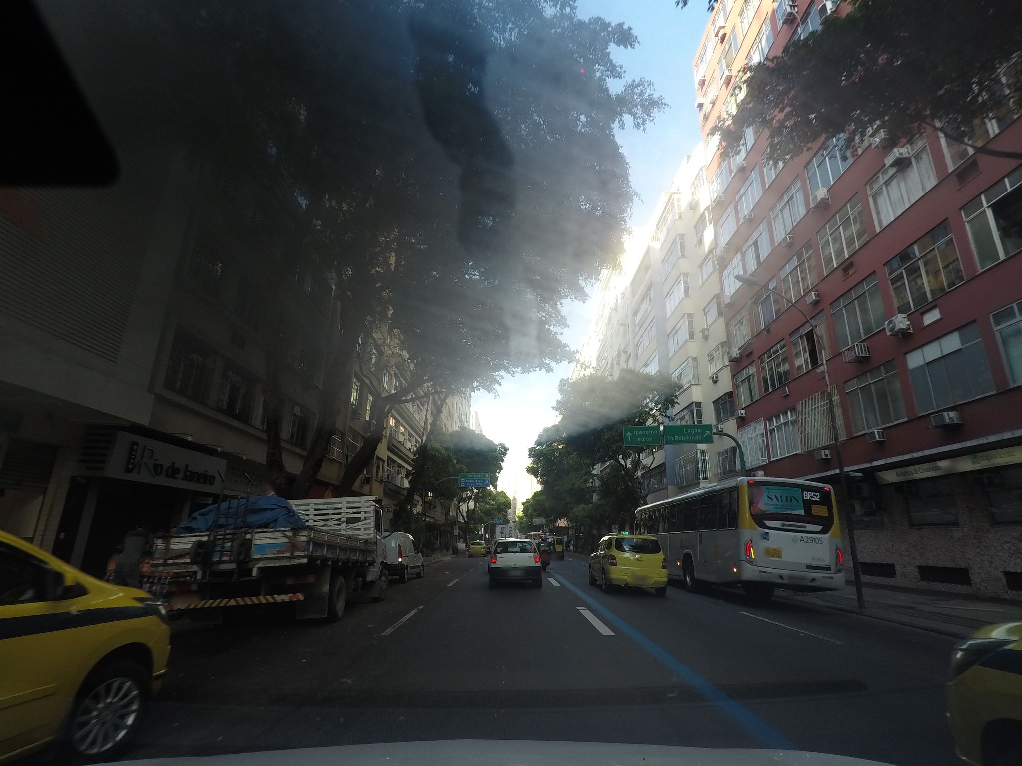 Street-level view near Edifício Vianna do Castelo, Copacabana