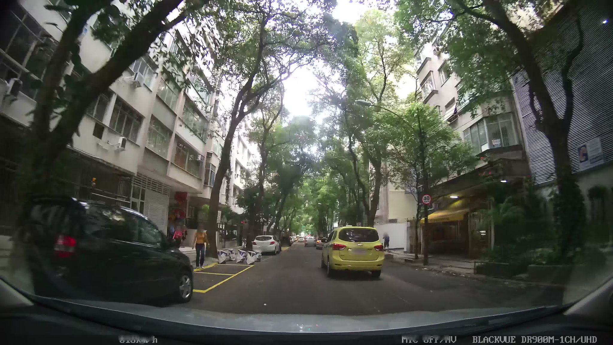 Street-level view near Edifício Vicennes, Copacabana