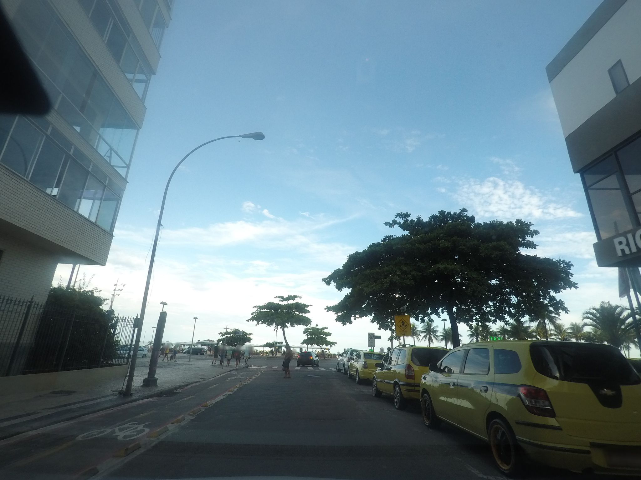 Street-level view near Edifício Vicente Durante, Leme