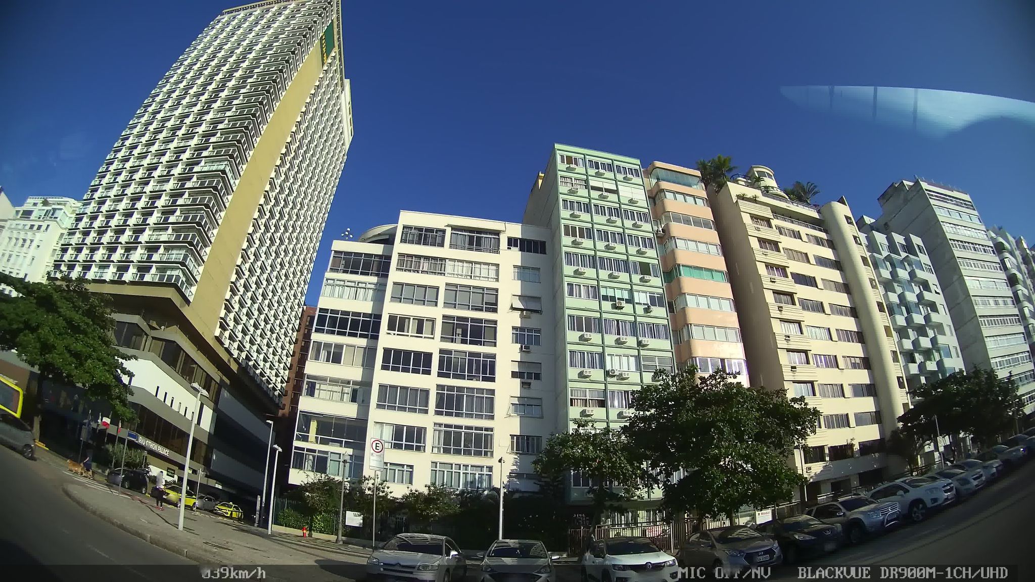 Street-level view near Edifício Vicente Durante, Copacabana