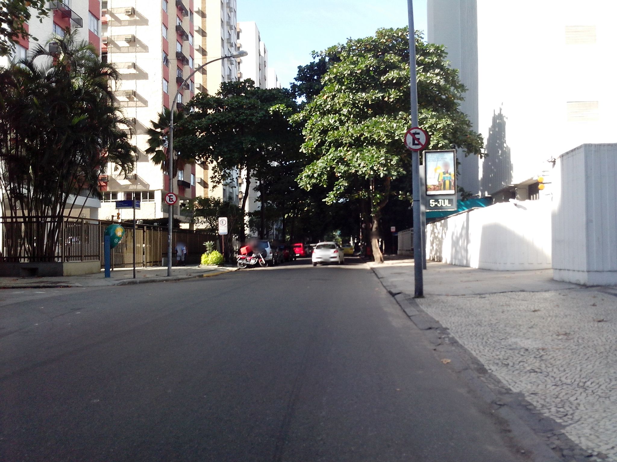 Street-level view near Edifício Vicenza, Leblon