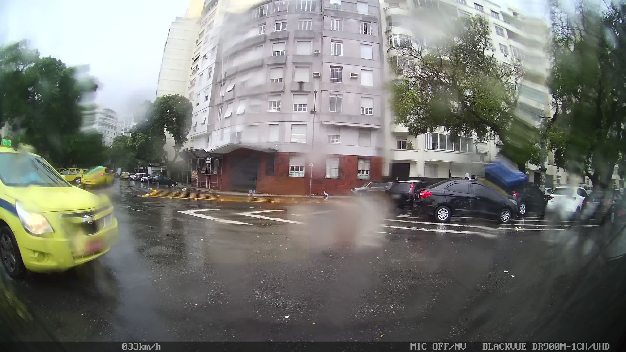 Street-level view near Edifício Vifer, Flamengo