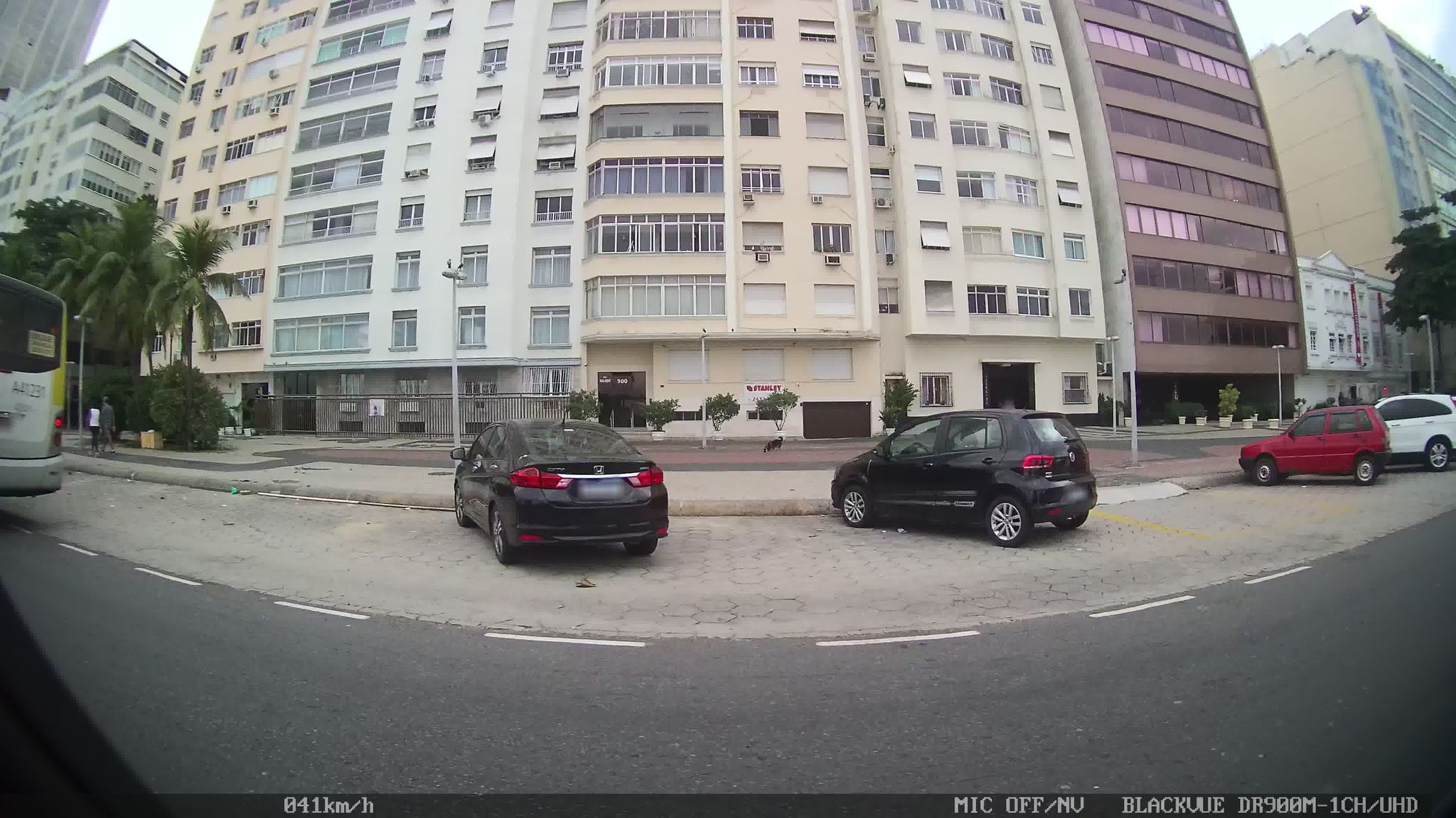 Street-level view near Edifício Vilarinho, Leme