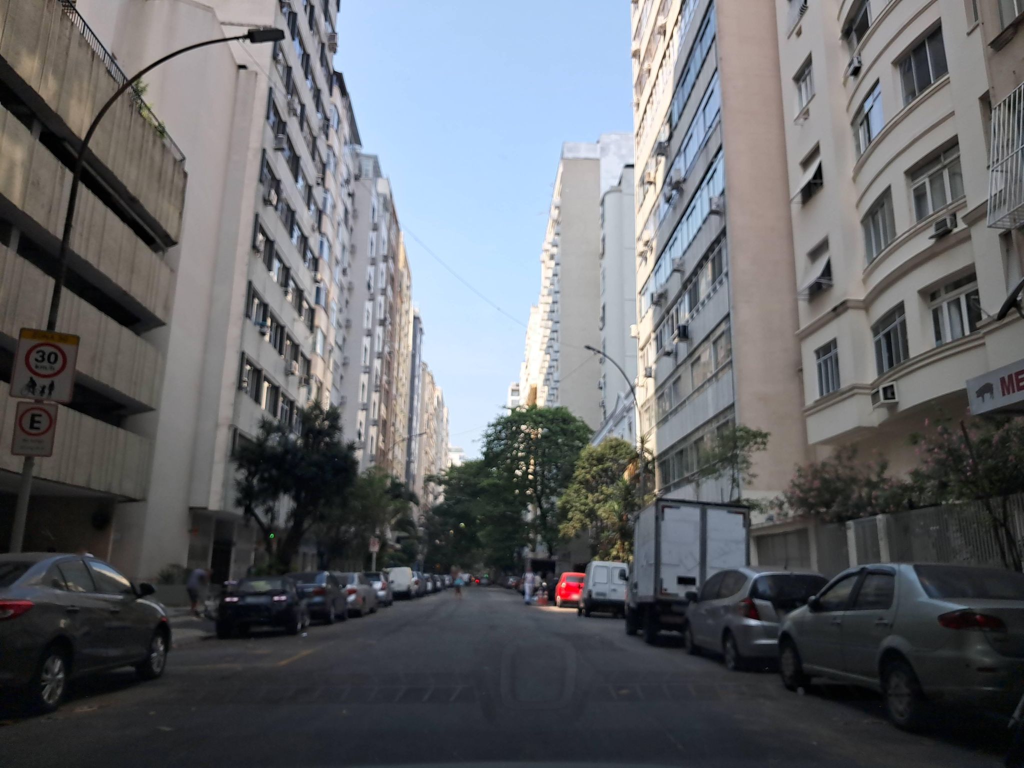 Street-level view near Edifício Vilarinho, Copacabana