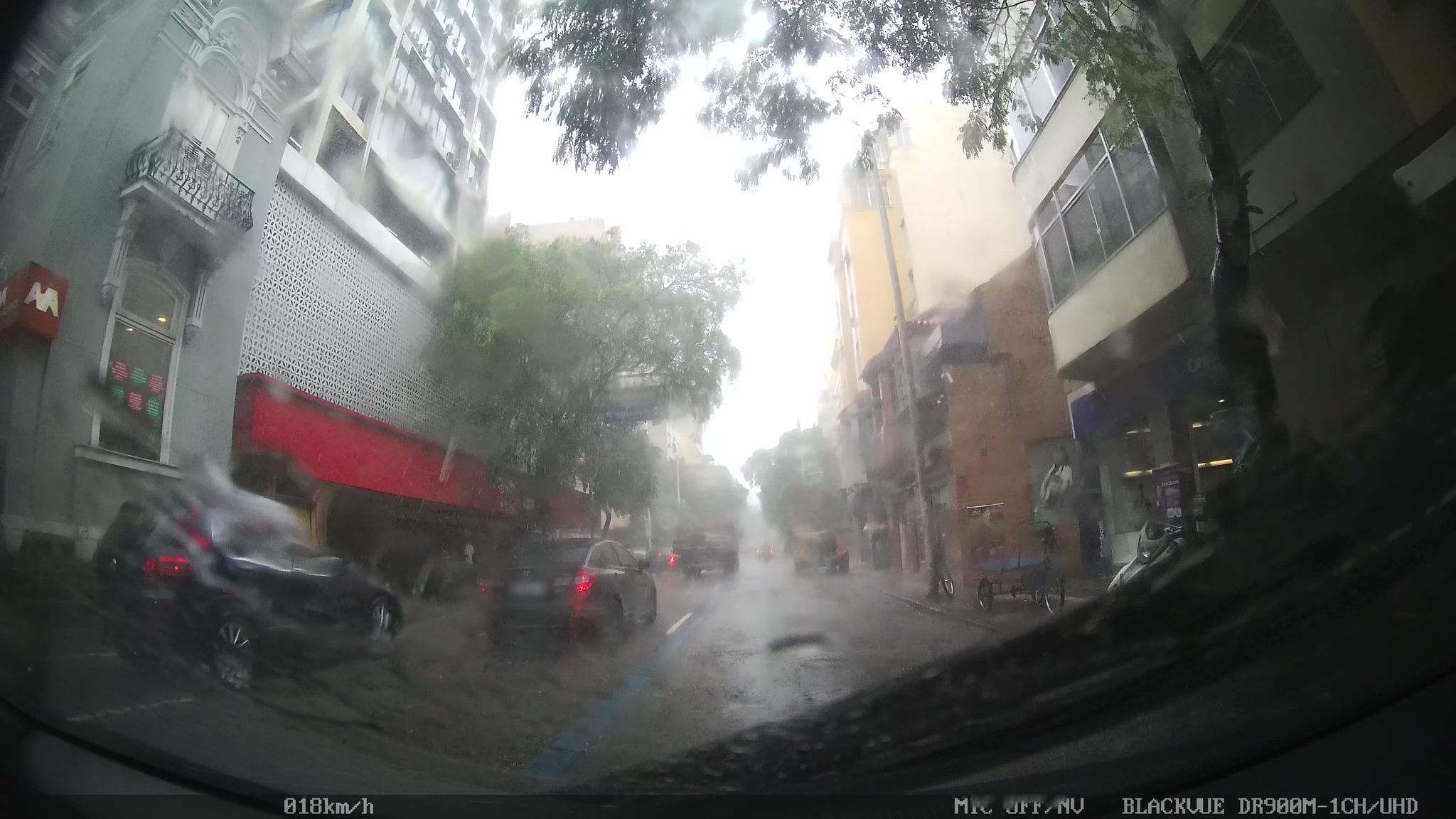 Street-level view near Edifício Vilarino, Botafogo