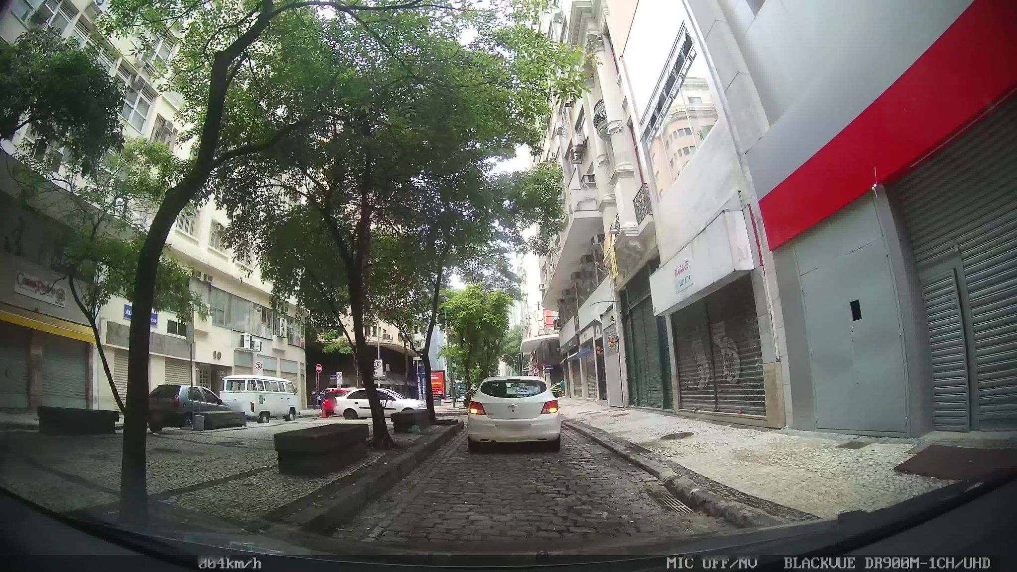 Street-level view near Edifício Villela Monteiro, Centro