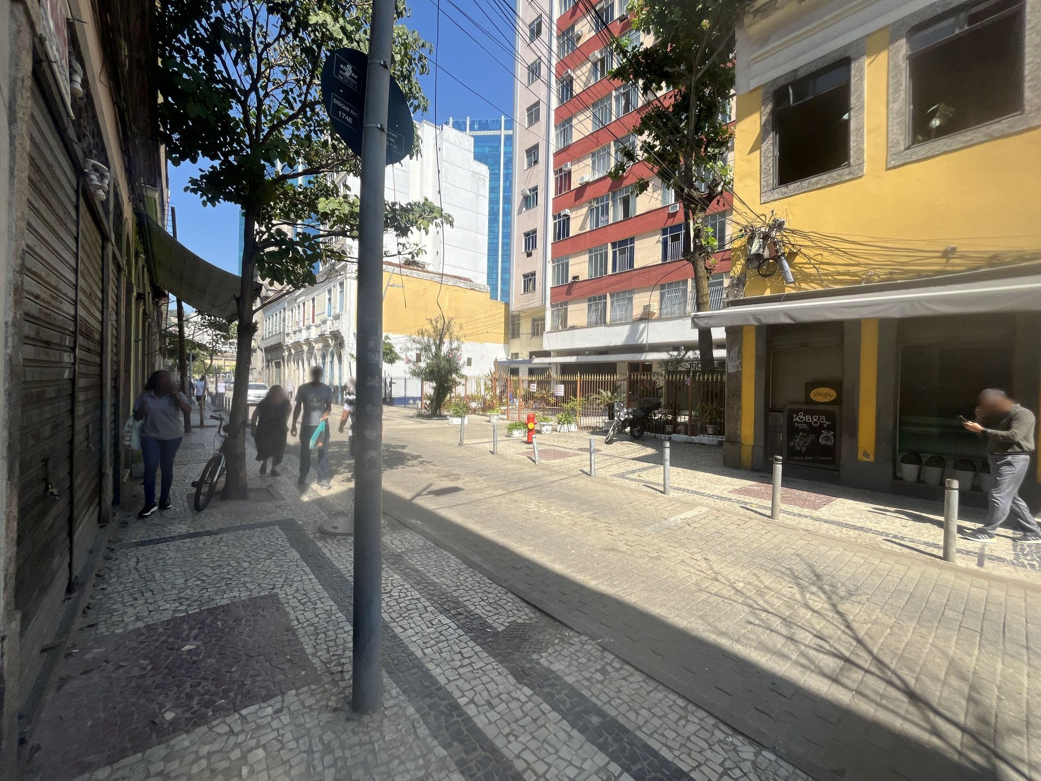 Street-level view near Edifício Vinte e Dois, Centro