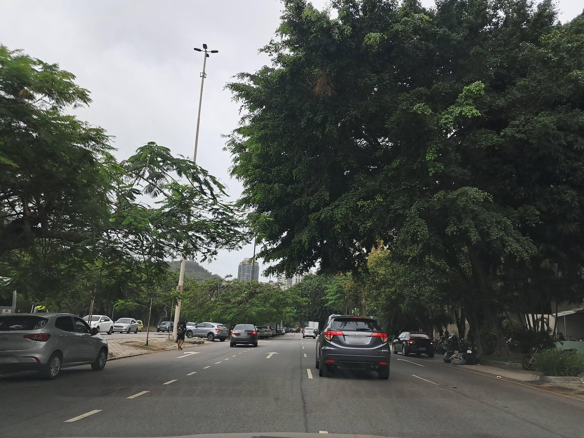 Street-level view near Edifício Virginia, Ipanema
