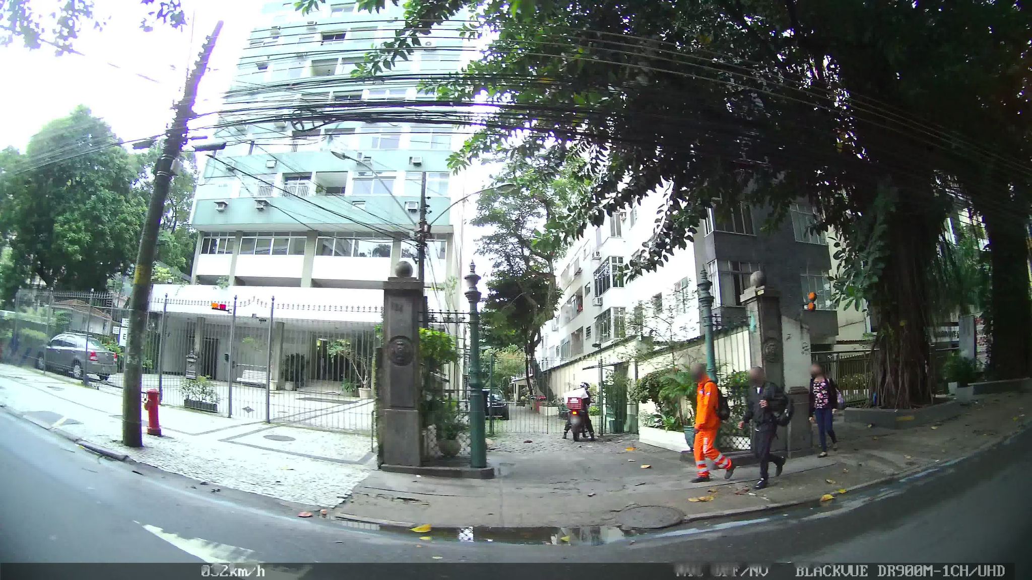 Street-level view near Edifício Viriato Correa, Botafogo