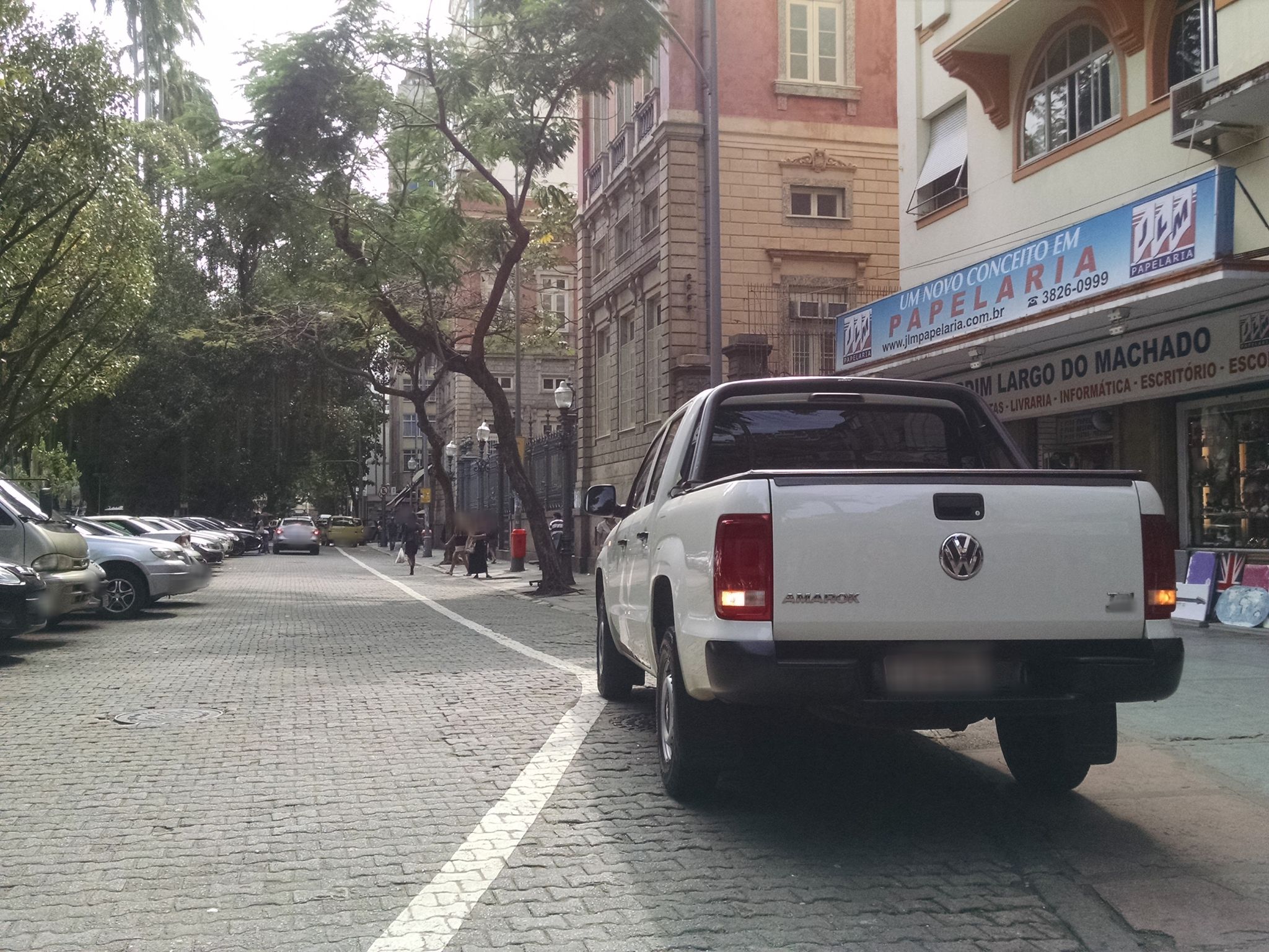 Street-level view near Edifício Visconde da Penha, Catete