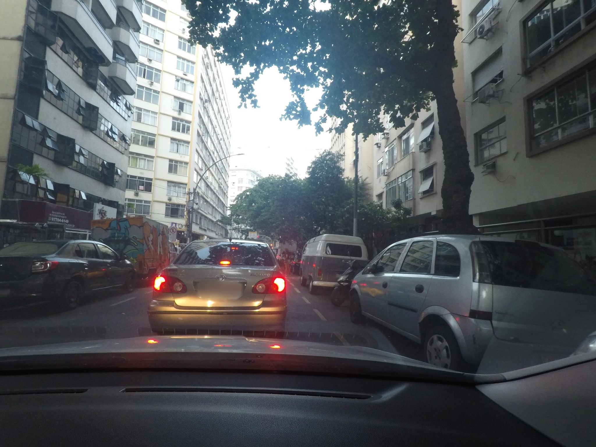 Street-level view near Edifício Visconde de Arari, Copacabana