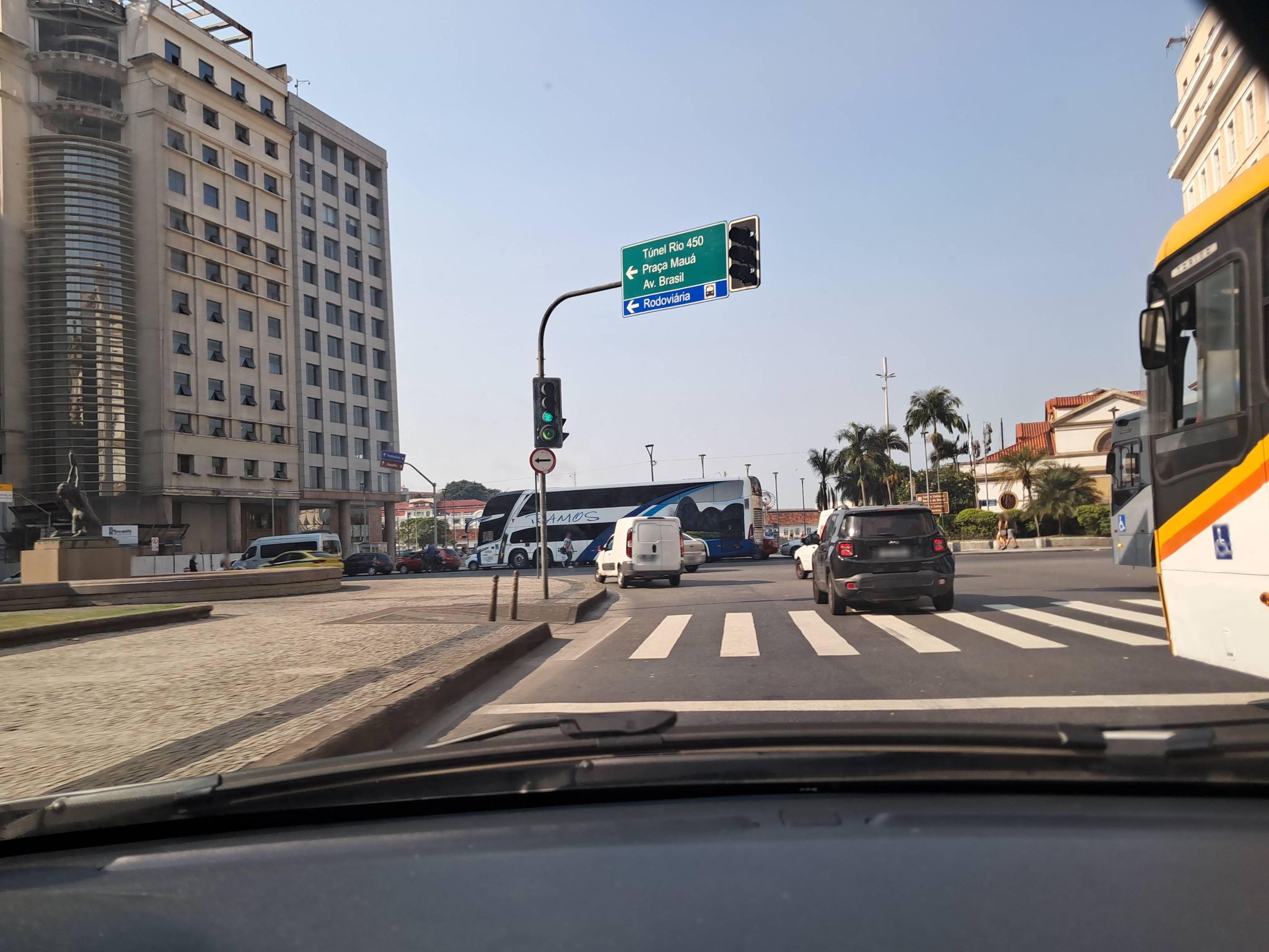 Street-level view near Edifício Visconde de Cayru, Centro