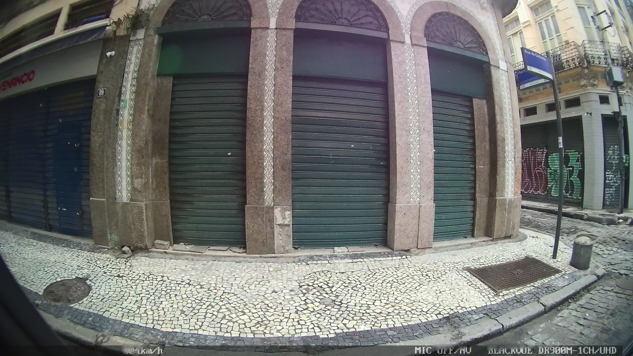 Street-level view near Edifício Visconde de Ouro Preto, Centro